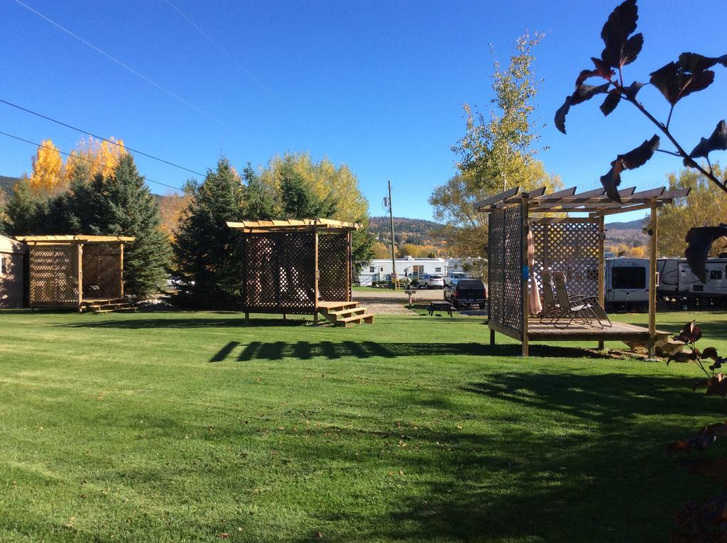 Robert'S Roost Rv Park Resort クイネル エクステリア 写真