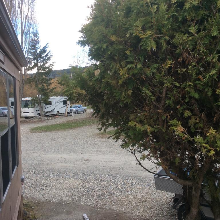 Robert'S Roost Rv Park Resort クイネル エクステリア 写真