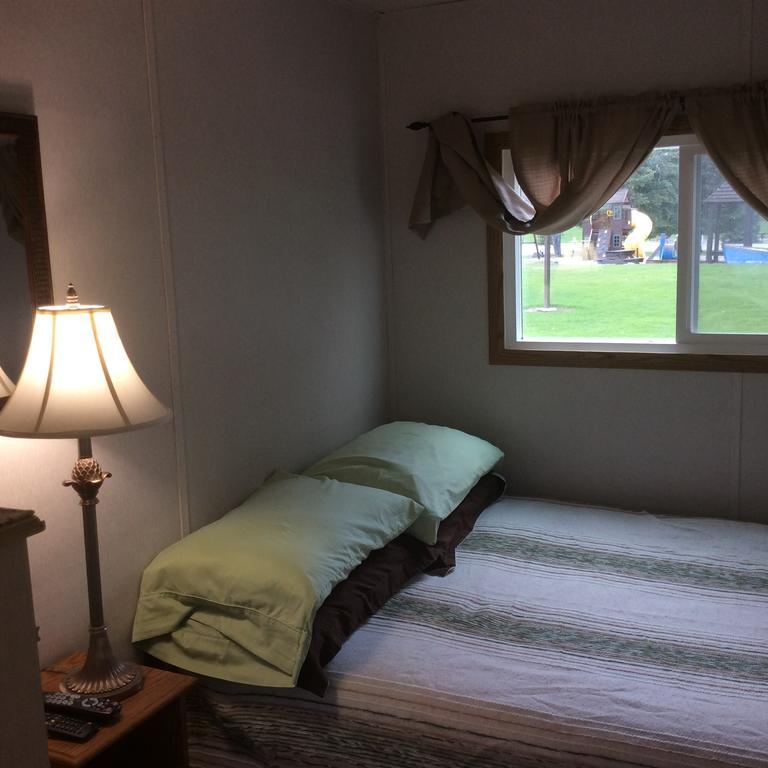 Robert'S Roost Rv Park Resort クイネル エクステリア 写真